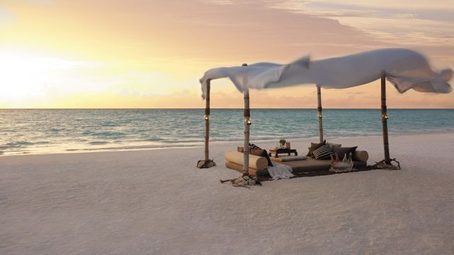 beach-picnic-maldives-kiwi-collection